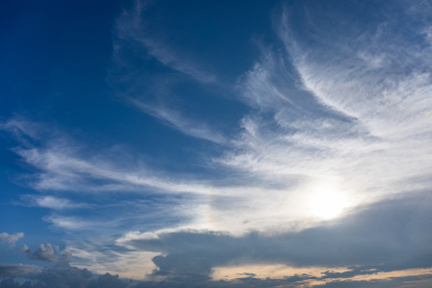 蓝色天空中羽毛状丝状卷云