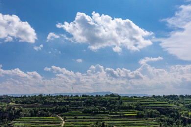 黄土高原乡村夏天绿色田地与蓝天白云