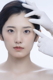 做整形手术的青年女人