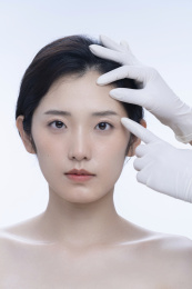 做整形手术的青年女人