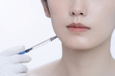 青年女人嘴唇注射玻尿酸