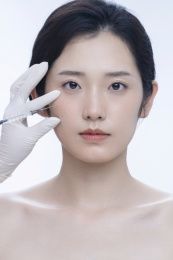 青年女人面部注射玻尿酸