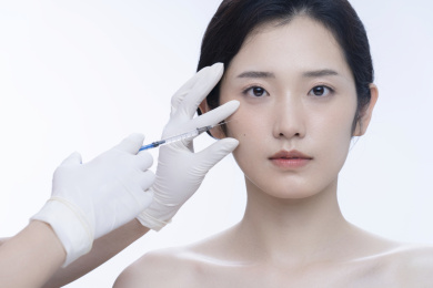 青年女人面部注射玻尿酸