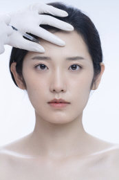 青年女人额头注射玻尿酸
