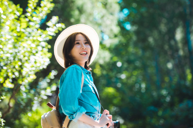 快乐女孩在旅行拍摄