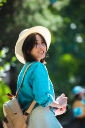 快乐女孩在旅行