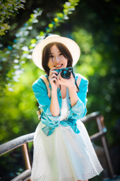 快乐女孩在旅行