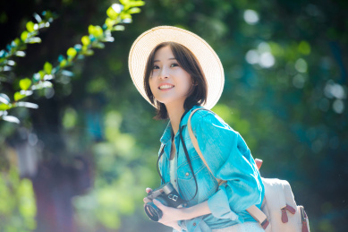 快乐女孩在旅行拍摄