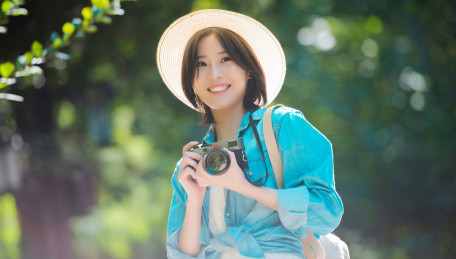 快乐女孩在旅行拍摄