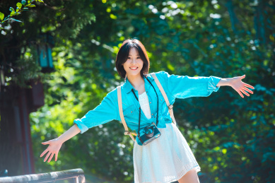 快乐女孩在旅行