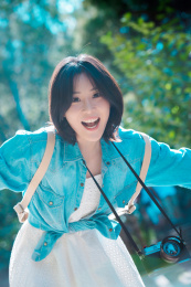 快乐女孩冲着镜头开心