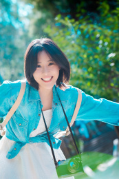 快乐女孩冲着镜头开心