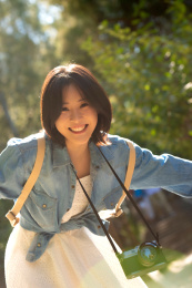 快乐女孩冲着镜头开心