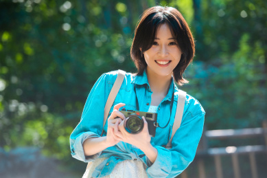 快乐女孩在旅行拍摄