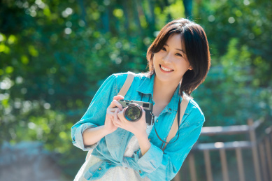 快乐女孩在旅行拍摄