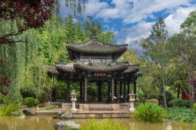 云南昆明世界园艺博览园燕赵紫翠水流云在亭