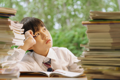 学业过重的小学生