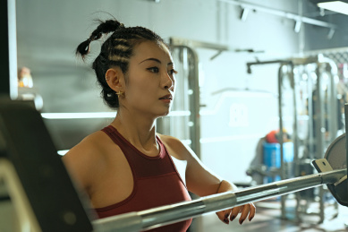 健身房里的年轻女子锻炼后在休息