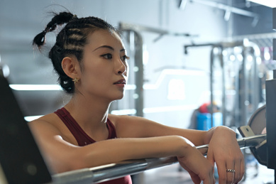 健身房里的年轻女子锻炼后在休息