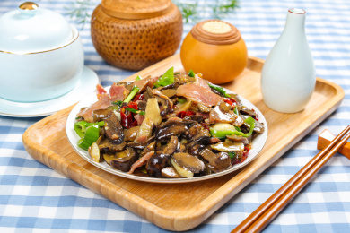 特色云南菜牛肝菌见手青炒腊肉