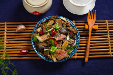 云南野生菌特色菜火腿肉炒见手青