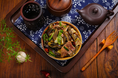 特色云南菜牛肝菌见手青炒腊肉