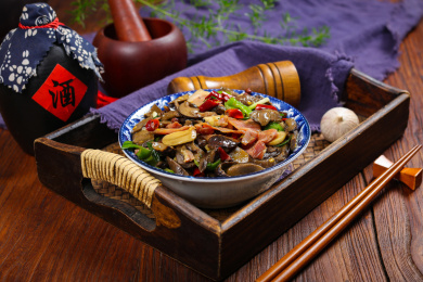 特色云南菜炒野生菌腊肉炒见手青