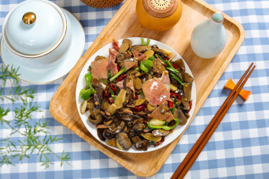 云南野生菌特色菜火腿肉炒见手青