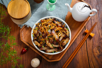 特色农家菜小炒腊五花肉