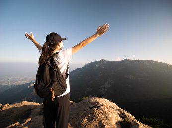 游客站在山顶远眺欣赏风景
