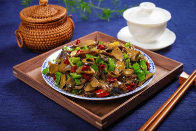 小炒野山菌青椒炒见手青牛肝菌