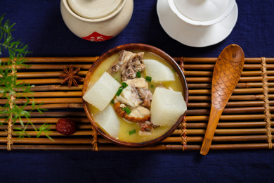 家常汤菜美食萝卜煮烤鸭肉汤