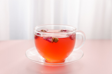 盛在玻璃杯中的玫瑰花茶