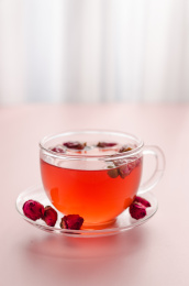 盛在玻璃杯中的玫瑰花茶