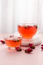 盛在玻璃杯中的玫瑰花茶