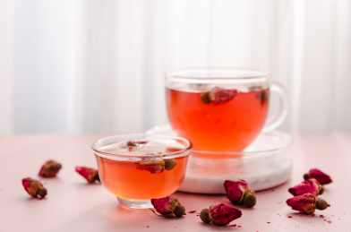 盛在玻璃杯中的玫瑰花茶