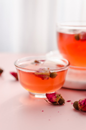 盛在玻璃杯中的玫瑰花茶