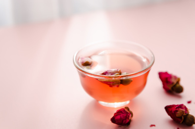 盛在玻璃杯中的玫瑰花茶