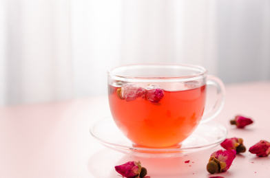 盛在玻璃杯中的玫瑰花茶