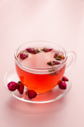 盛在玻璃杯中的玫瑰花茶