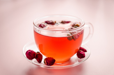 盛在玻璃杯中的玫瑰花茶