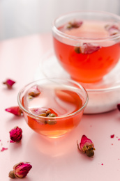 盛在玻璃杯中的玫瑰花茶