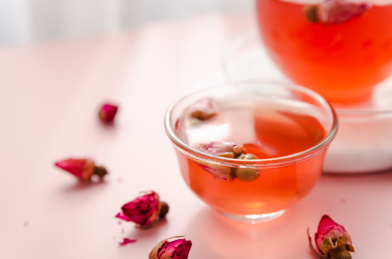盛在玻璃杯中的玫瑰花茶