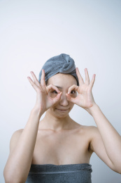 年轻女子裹着浴巾肖像