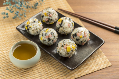 一盘海苔饭团摆放在桌面上特写
