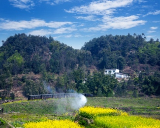 行驶在山间的嘉阳小火车