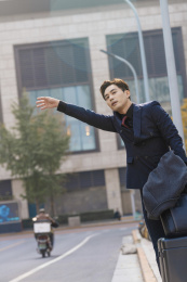 商务人士在CBD打车