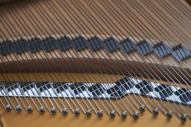 钢琴内部的琴弦特写