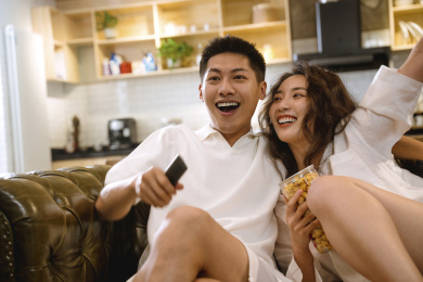 青年夫妇在家里看电视