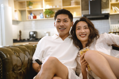 青年夫妇在家里看电视